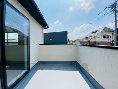 お洗濯物を干すスペースとしても十分な広さがあります。  お天気の良い日はお洗濯物がよく乾きそうな日当たり良好のバルコニー＾＾