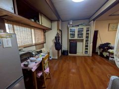 広々とした設計で、家族が集い、寛ぐ暮らしの空間を演出しています。やわらかな陽光が差し込む、明るく心地よい洋室です。