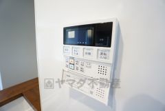 キッチン横からお湯張り、追い炊き、足し湯がボタン一つで楽々操作できる給湯機リモコンです＾＾忙しい夕飯の準備の時間帯に重宝しますね。