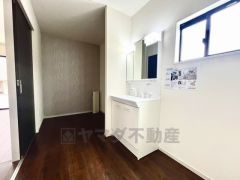 三面鏡つき洗面台。収納も一体型になっているので、ドライヤーやヘアアイロンの置き場に困りませんね。