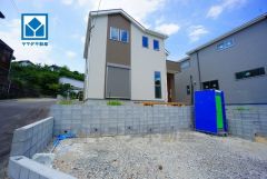 角地で陽当たり風通し良好。 敷地面積広々50坪。 コンビニまで徒歩2分。スーパーまで徒歩9分。