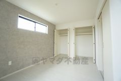 木目調のシンプルデザインで落ち着きと安らぎの空間に仕上げています。各部屋に収納が完備されているので、お荷物が多くなっても安心の設計です。