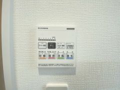 雨の日の洗濯も安心できる浴室暖房乾燥機付き浴室。リモコンで操作もボタン1つで簡単。 浴室暖房乾燥機には、暖房、乾燥、涼風、換気の4つの機能が付いています。タイマー付きです。