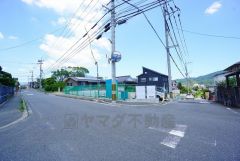 前面道路は広く、車同士がすれ違うスペースが十分にあります。落ち着いた住宅地内で快適な生活を実現してみませんか＾＾