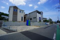 前面道路含む現地外観写真。 カースペースはゆとりのある停めやすい並列駐車3台駐車できます＾＾ お気軽にお問い合わせください＾＾