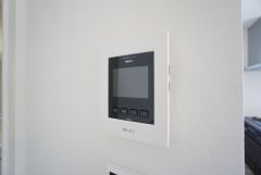 ドアを開けずに来訪者を確認できるモニター付インターフォン。防犯はもちろん、セールスマン対策にもなりますね＾＾