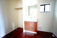 レバーシャワーで引き出して使用できます。収納も一体型になっているので、ドライヤーやヘアアイロンの置き場に困りませんね。