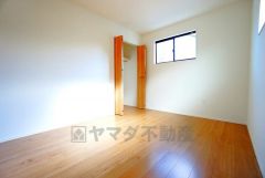 収納力豊富なウォークインクローゼット付き。洋服や小物などを1箇所にまとめて美しい収納を実現します。