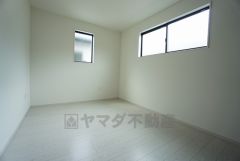 2面採光を確保した明るい室内は、風通しも良く、大変居心地の良い空間となっております。爽やかな風を感じて起きる朝は、快適生活の始まりに。