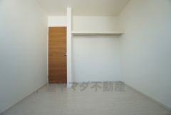 同仕様写真。オープンクローゼットは、扉の開閉動作がないので荷物の出し入れがスムーズになります。衣類を綺麗にまとめておしゃれにまとめれば、お部屋のアクセントにもなります＾＾