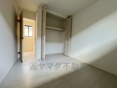 住む人のこだわりを活かす洋室＾＾日当たりがよく、寝室としての利用もおすすめ。広めのクローゼットもあり荷物もすっきり片付けれ、ゆとりのある暮らしが出来ます＾＾