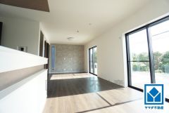 大きな掃き出し窓のあるリビングは、陽光あふれる明るい空間です。ゆったりと寛げる憩いの場となりそうです。