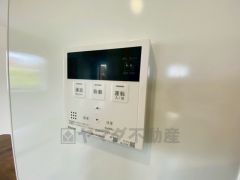 キッチン横からお湯張り、追い炊き、足し湯がボタン一つで楽々操作できる給湯機リモコンです＾＾忙しい夕飯の準備の時間帯に重宝しますね。