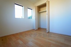 同仕様写真。全居室にはたっぷり収納できる大型クローゼットを設置しています。窓には断熱性・保温性にすぐれ、省エネ効果のあるペアガラスを採用。冬には結露を防止します。