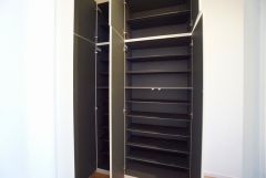 たっぷり収納できるシューズボックスです。家族全員の靴がきれいに整頓できます。棚の上にお花や写真を飾っても良いですね。
