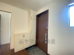 採光も考えられた明るい玄関です。自動で閉まるタッチキーとTVインターホンが装備されているので、セキュリティーも安心。