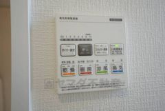 雨の日の洗濯も安心できる浴室暖房乾燥機付き浴室。リモコンで操作もボタン1つで簡単。 浴室暖房乾燥機には、暖房、乾燥、涼風、換気の4つの機能が付いています。タイマー付きです。