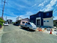 前面道路は6ｍと広く、駐車がスムーズにできます＾＾