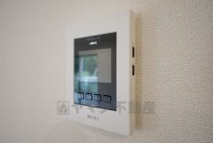 同仕様写真。防犯性、セキュリティ対策に安心できるテレビモニター付きインターフォンです。セールスマン対策にもなり安心できます。