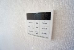 給湯器リモコンはキッチン横からボタンひとつで操作が楽々。通話ボタン付きでお子様とも会話ができて安心です。