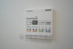 雨の日の洗濯も安心できる浴室暖房乾燥機付き浴室。リモコンで操作もボタン1つで簡単。 浴室暖房乾燥機には、暖房、乾燥、涼風、換気の4つの機能が付いています。タイマー付きです。