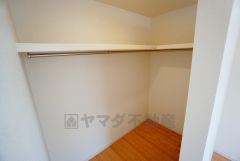 同仕様写真。収納力豊富なウォークインクローゼット付き。洋服や小物などを1箇所にまとめて美しい収納を実現します。