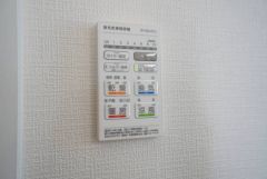 雨の日の洗濯も安心できる浴室暖房乾燥機付き浴室。リモコンで操作もボタン1つで簡単。 浴室暖房乾燥機には、暖房、乾燥、涼風、換気の4つの機能が付いています。タイマー付きです。