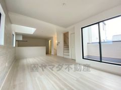 対面式キッチンを中心としたリビングダイニングで家族の会話が弾みそうです。