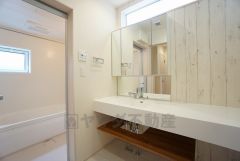 三面鏡つき洗面台。収納も一体型になっているので、ドライヤーやヘアアイロンの置き場に困りませんね。