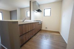 対面式カウンターキッチンでお子様の様子が見守れます。カウンタートップは耐熱性に優れており、日ごろのお掃除もふき取るだけでＯＫ。ステンレスシンクも簡単にお掃除できますよ。