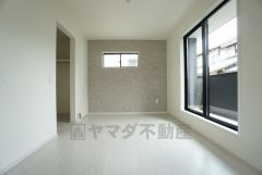 同仕様写真。住む人のこだわりを活かす洋室＾＾日当たりがよく、寝室としての利用もおすすめ。広めのクローゼットもあり荷物もすっきり片付けれ、ゆとりのある暮らしが出来ます＾＾