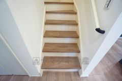 ご年配の方でも安心できる、手すり付き階段です＾＾段差も低めで設定されてますので安全性にも優れてますね＾＾