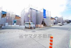 前面道路は、公道北西側約7ｍ。幅広く車の離合もスムーズです＾＾