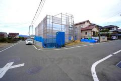 前面道路は公道北西側約5.9ｍ、南西側約5.9ｍ。幅広いため車の離合や駐車がスムーズ＾＾