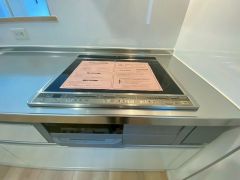 お手入れのしやすいIHクッキングヒーターです。 3口コンロなので、効率よくお料理が楽しめます。毎日のお料理も楽しくなりますね＾＾