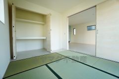 同仕様写真。リビングからの続き間として和室をご用意しました。普段はリビングとつなげて開放的なスペースとして。来客時には客間としてお使いいただけます。