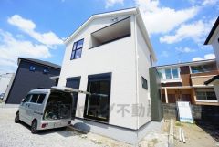 イオンモール福岡まで車で約10分（3.1ｋｍ）映画鑑賞やショッピングを楽しめます。スーパー・コンビニ徒歩4分。