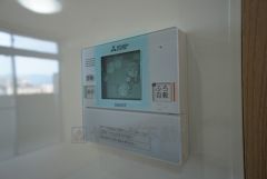 給湯器リモコンはキッチン横からボタンひとつで操作が楽々。通話ボタン付きでお子様とも会話ができて安心です。