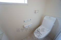 温水洗浄機付トイレです。節水機能もあるので、安心して使えますね。もちろん、1階2階の2ヶ所にトイレがあるので、忙しい朝にもゆとりができますね。