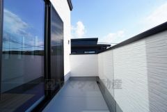 陽当たりの良いバルコニーです。お洗濯やお布団干しはもちろん、日光浴スペースにも。足元は防水工事施工済です。