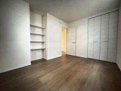 木目調のシンプルデザインで落ち着きと安らぎの空間に仕上げています。各部屋に収納が完備されているので、お荷物が多くなっても安心の設計です。