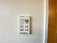 雨の日の洗濯も安心できる浴室暖房乾燥機付き浴室。リモコンで操作もボタン1つで簡単。 浴室暖房乾燥機には、暖房、乾燥、涼風、換気の4つの機能が付いています。タイマー付きです。
