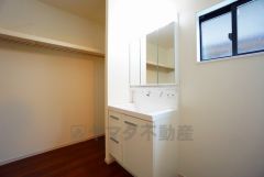 収納が隠れて使いやすい、シャワー付き三面鏡洗面ドレッサーです。朝の準備もぬかりなくできます。