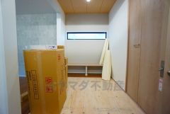 リビング隣には、ホッとできるタタミスペースを用意。お子様のお昼寝スペースや書斎としてなど、いろいろとお使い頂けます。