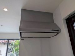 調理により発生する油煙や臭いを吸い込み、屋外へ排気してくれます。