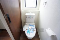 温水、暖房、ウォシュレット付の高機能トイレです。 1階、2階どちらにも節水省エネ仕様のシャワートイレを採用しています。
