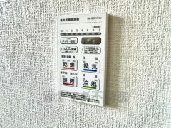 雨の日の洗濯も安心できる浴室暖房乾燥機付き浴室。リモコンで操作もボタン1つで簡単。 浴室暖房乾燥機には、暖房、乾燥、涼風、換気の4つの機能が付いています。タイマー付きです。