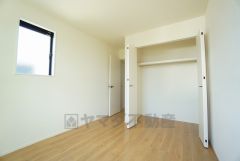 木目調のシンプルデザインで落ち着きと安らぎの空間に仕上げています。各部屋に収納が完備されているので、お荷物が多くなっても安心の設計です。