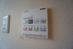 浴室暖房乾燥機には、暖房、乾燥、涼風、換気の4つの機能が付いています。タイマー付きです。