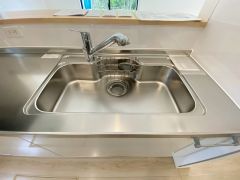 広々とした凸型シンクに洗剤ポケットを標準装備。大きなお鍋など洗いやすいです。洗剤や石鹸、スポンジもすっきりできる収納付き。